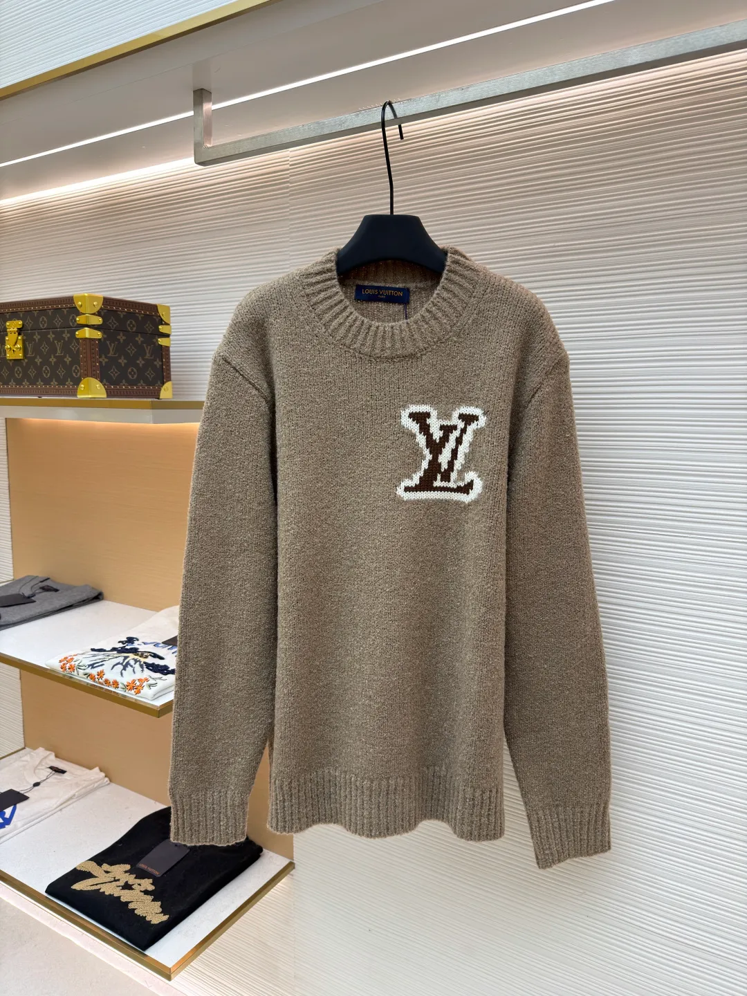 LOUIS VUITTON double-sided intarsia sweater ●Original version: Purchased and developed by 10699 ●Item number: 1680925-A85 ●Fabric: wool blended fabric ●Technology: knitted intarsia production ●Version: fitted version ●Weight: about 655 grams ●Size: S-M-L-XL ●Description: Made of custom-woven and dyed sheep wool 65% cotton %20 Spandex 15%. The special washing process is very soft and skin-friendly. It has 7 knitting workers. The thickness of each stitch of the inlay on the clothing logo is consistent with ZP. The back logo is mirror inlay. This crew-neck sweater is made of a blend of sheep wool and yak hair, and uses thick yarn to create a comfortable texture. The contrasting LV logo is integrated into the knitted fabric, and the mirror-effect logo is cleverly displayed on the rear. The casual and elegant design makes it easy to style your weekend look. The overall wiring is straight and delicate, the fabric is comfortable and soft, and the color is consistent without color difference. It can be matched with the same style to create a fashionable look and control various occasions. Customized accessories, complete with three standards, same style for men and women!